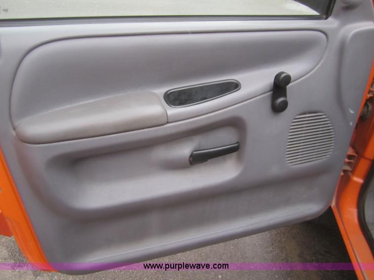 image for item B5640 2001 Dodge Ram 2500 pickup truck