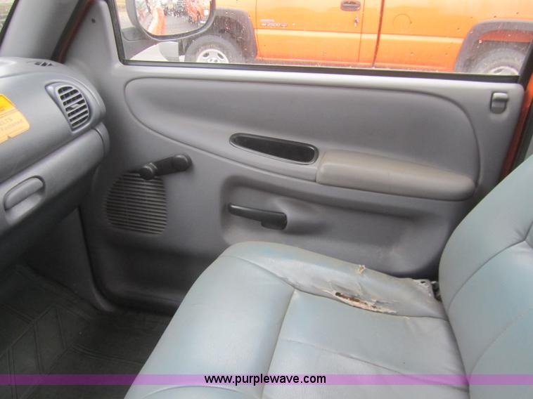 image for item B5640 2001 Dodge Ram 2500 pickup truck