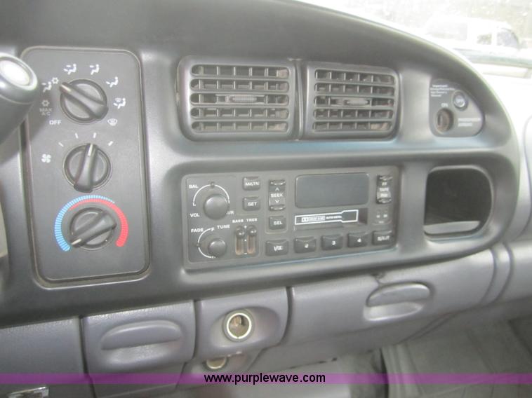 image for item B5640 2001 Dodge Ram 2500 pickup truck