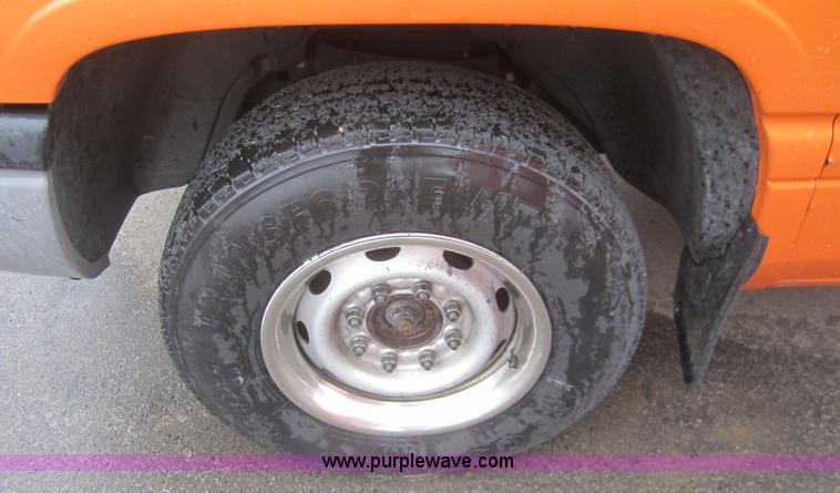 image for item B5640 2001 Dodge Ram 2500 pickup truck