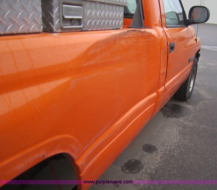 image for item B5640 2001 Dodge Ram 2500 pickup truck