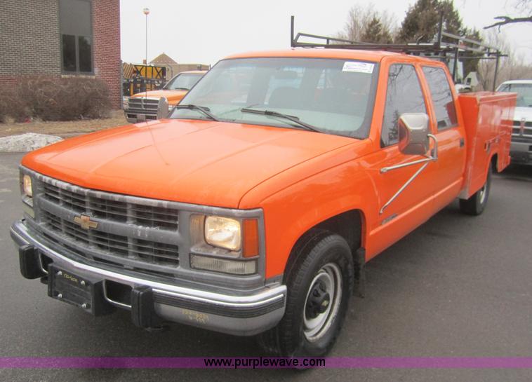 image for item B5641 2000 Chevrolet C3500 crew cab pickup truck