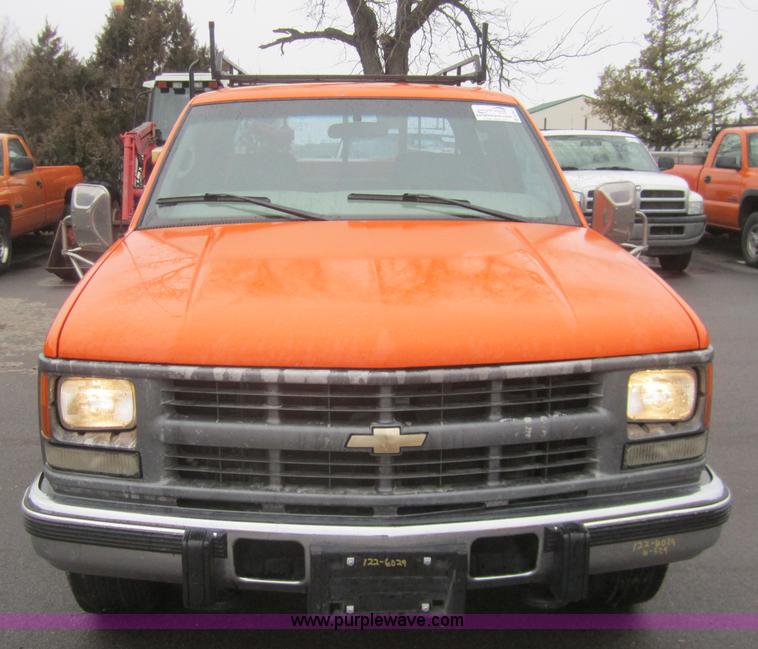 image for item B5641 2000 Chevrolet C3500 crew cab pickup truck