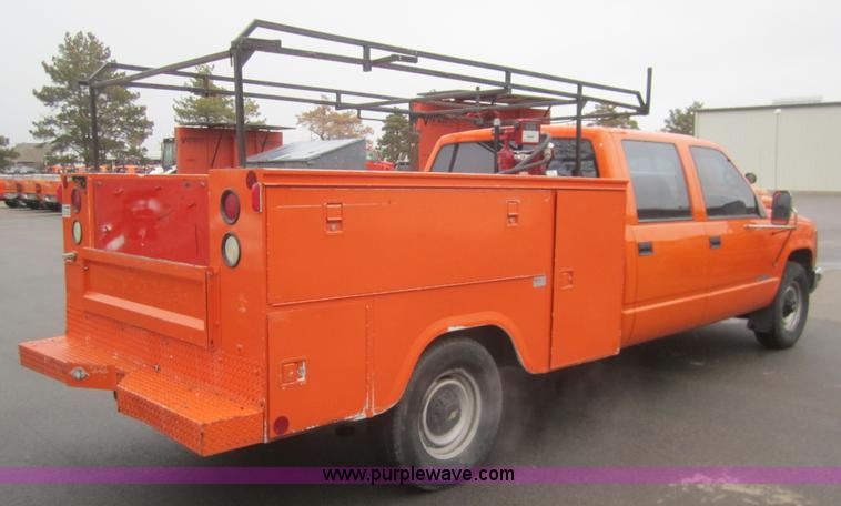 image for item B5641 2000 Chevrolet C3500 crew cab pickup truck