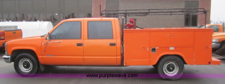 image for item B5641 2000 Chevrolet C3500 crew cab pickup truck