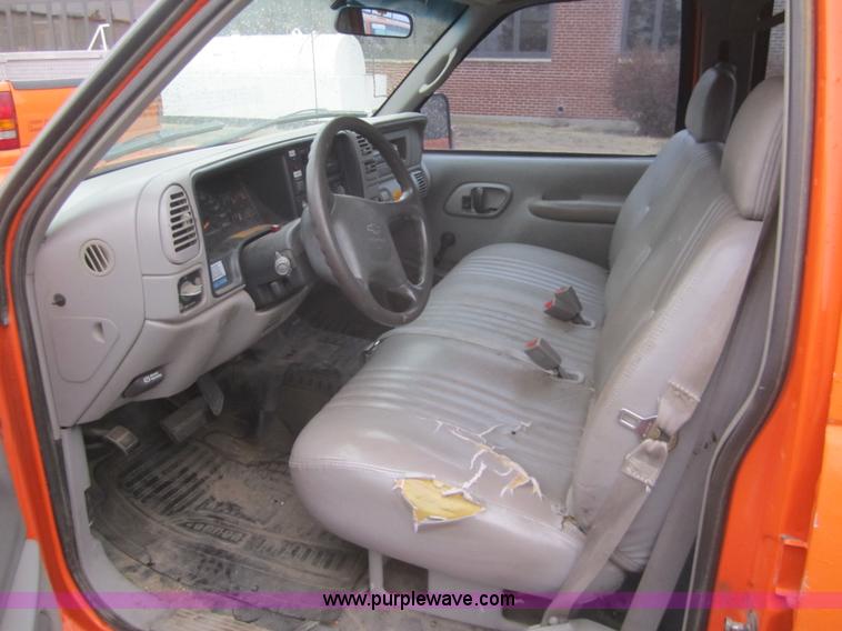 image for item B5641 2000 Chevrolet C3500 crew cab pickup truck