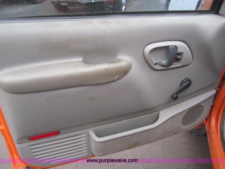 image for item B5641 2000 Chevrolet C3500 crew cab pickup truck