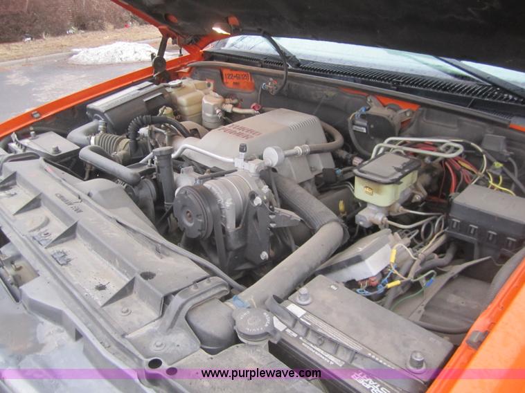 image for item B5641 2000 Chevrolet C3500 crew cab pickup truck