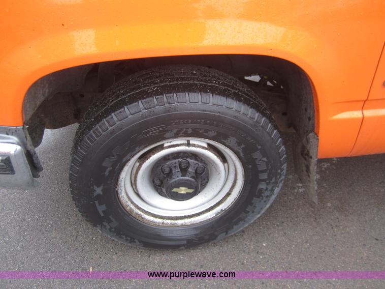 image for item B5641 2000 Chevrolet C3500 crew cab pickup truck