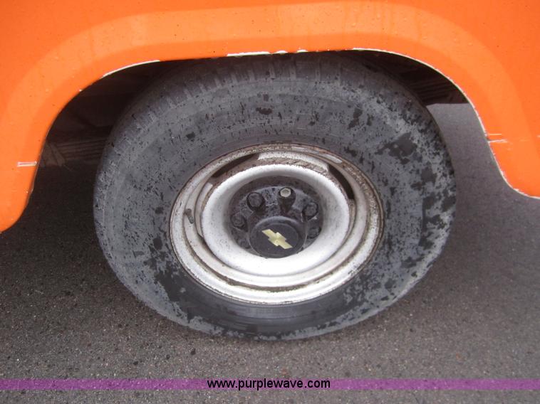 image for item B5641 2000 Chevrolet C3500 crew cab pickup truck