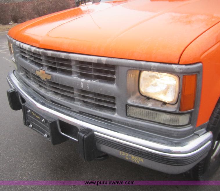 image for item B5641 2000 Chevrolet C3500 crew cab pickup truck