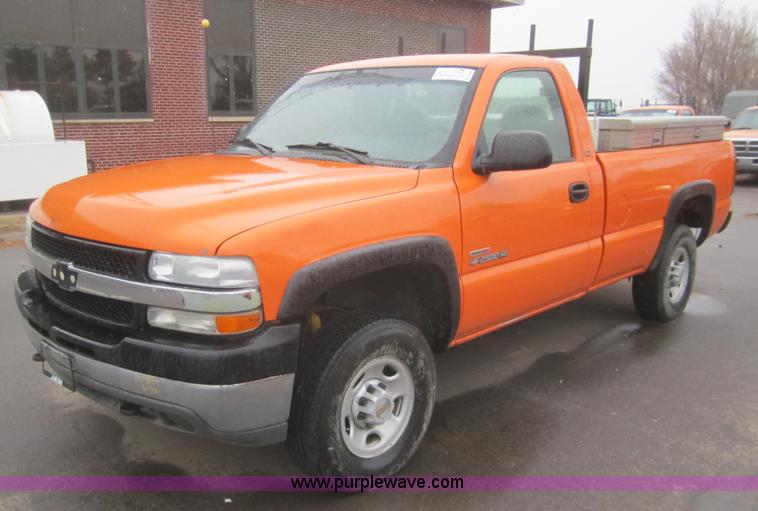 image for item B5642 2002 Chevrolet Silverado 2500HD pickup truck