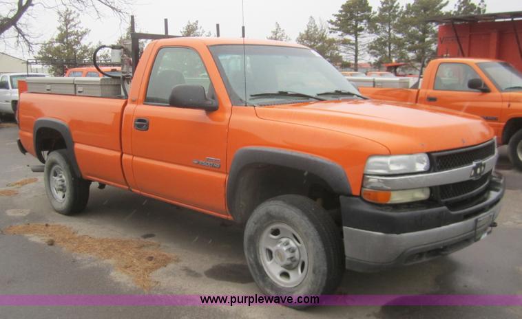 image for item B5642 2002 Chevrolet Silverado 2500HD pickup truck