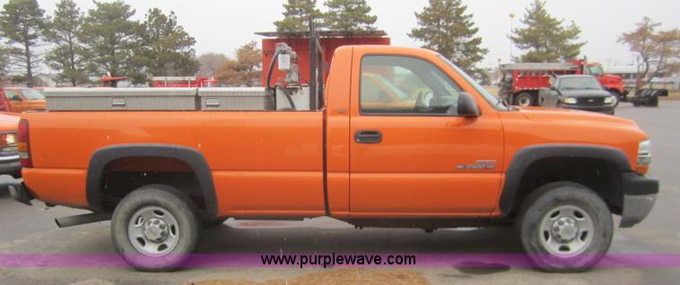 image for item B5642 2002 Chevrolet Silverado 2500HD pickup truck