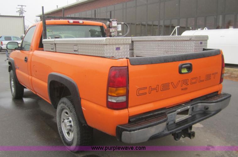 image for item B5642 2002 Chevrolet Silverado 2500HD pickup truck