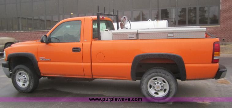 image for item B5642 2002 Chevrolet Silverado 2500HD pickup truck