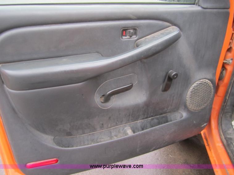 image for item B5642 2002 Chevrolet Silverado 2500HD pickup truck