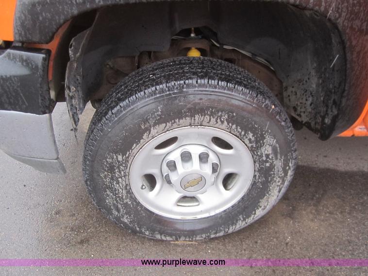 image for item B5642 2002 Chevrolet Silverado 2500HD pickup truck