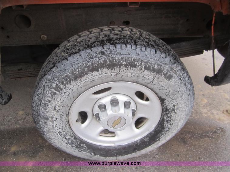 image for item B5642 2002 Chevrolet Silverado 2500HD pickup truck