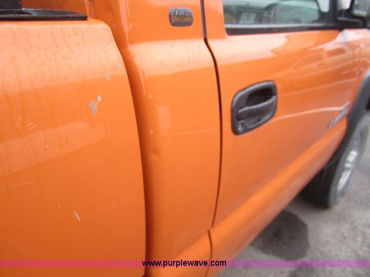 image for item B5642 2002 Chevrolet Silverado 2500HD pickup truck