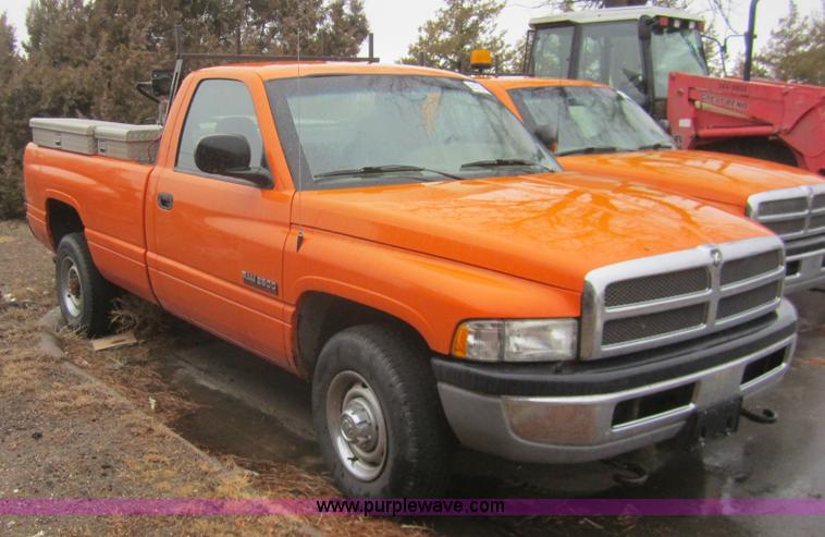 image for item B5643 2001 Dodge Ram 2500 pickup truck
