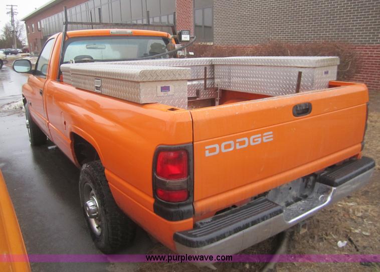 image for item B5643 2001 Dodge Ram 2500 pickup truck