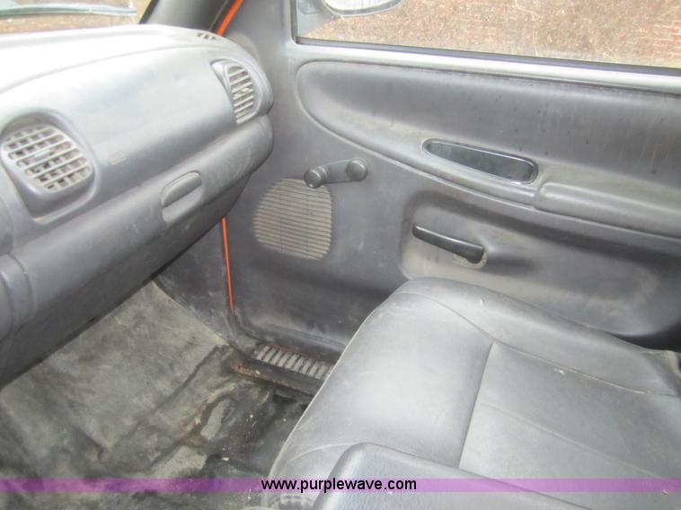image for item B5643 2001 Dodge Ram 2500 pickup truck