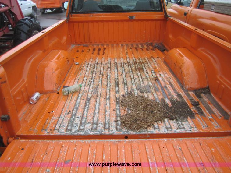 image for item B5644 2001 Dodge Ram 2500 pickup truck
