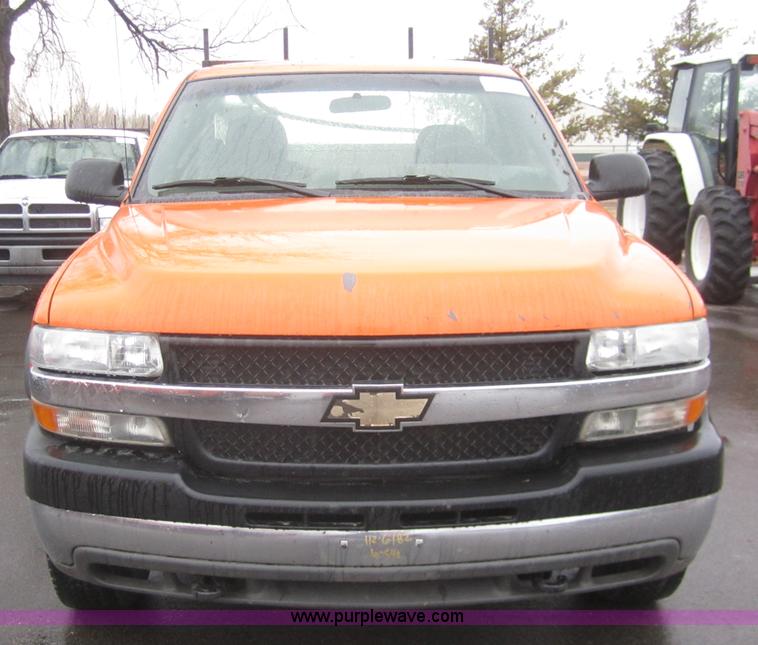 image for item B5648 2002 Chevrolet Silverado 2500HD pickup truck