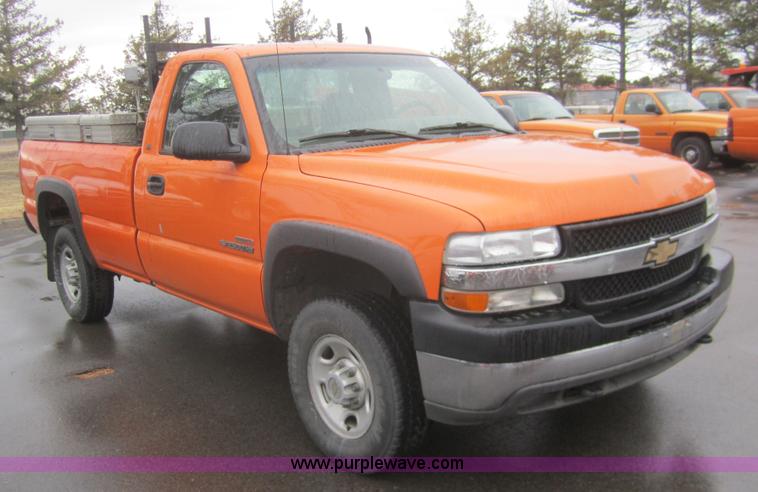 image for item B5648 2002 Chevrolet Silverado 2500HD pickup truck
