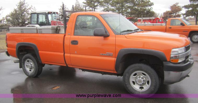 image for item B5648 2002 Chevrolet Silverado 2500HD pickup truck
