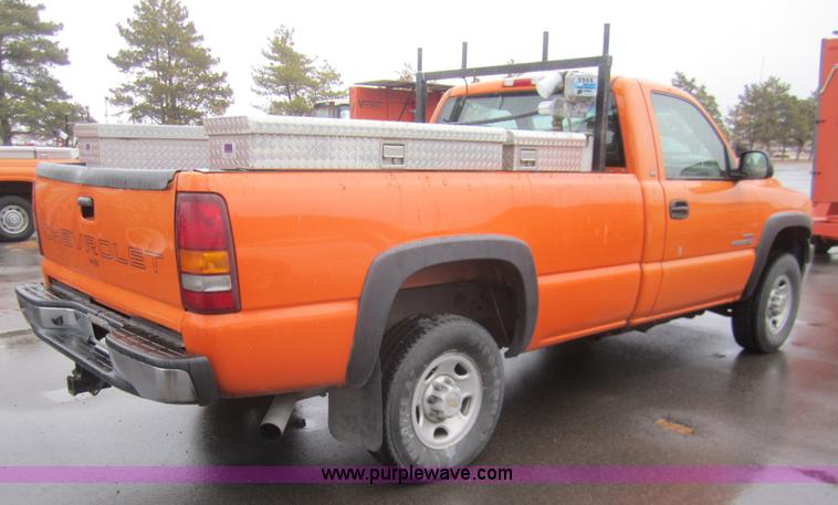 image for item B5648 2002 Chevrolet Silverado 2500HD pickup truck