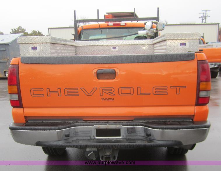 image for item B5648 2002 Chevrolet Silverado 2500HD pickup truck