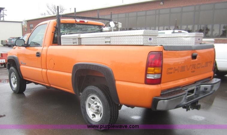 image for item B5648 2002 Chevrolet Silverado 2500HD pickup truck
