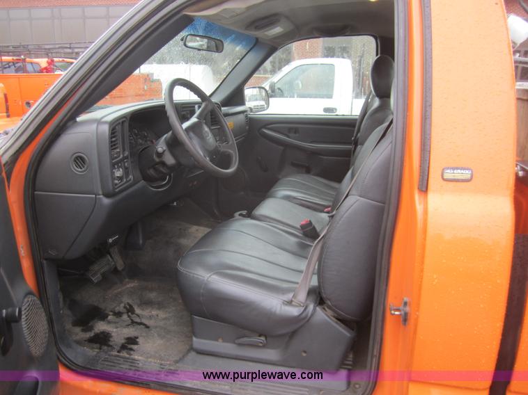 image for item B5648 2002 Chevrolet Silverado 2500HD pickup truck