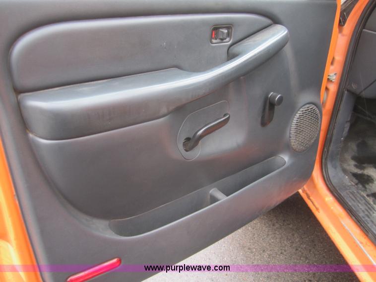 image for item B5648 2002 Chevrolet Silverado 2500HD pickup truck