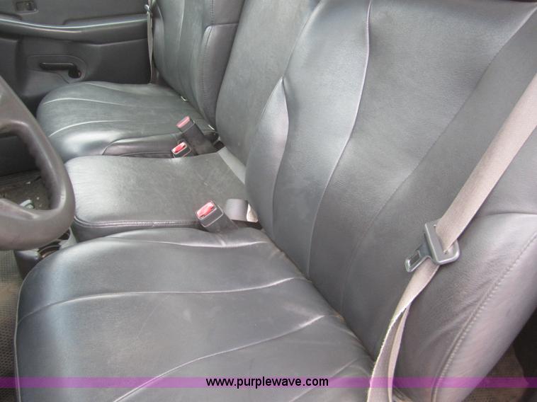 image for item B5648 2002 Chevrolet Silverado 2500HD pickup truck