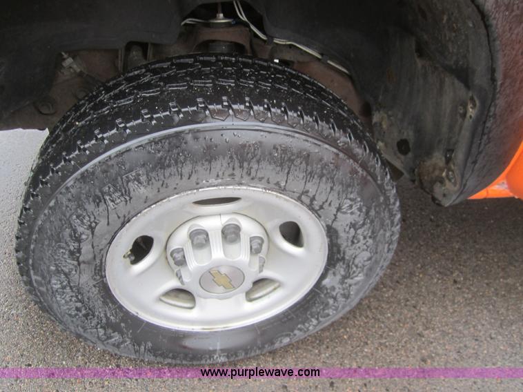 image for item B5648 2002 Chevrolet Silverado 2500HD pickup truck