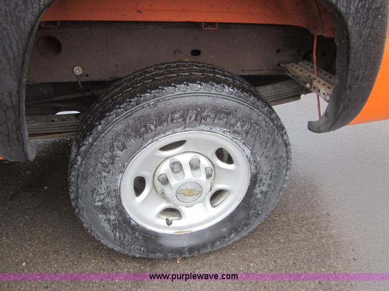 image for item B5648 2002 Chevrolet Silverado 2500HD pickup truck