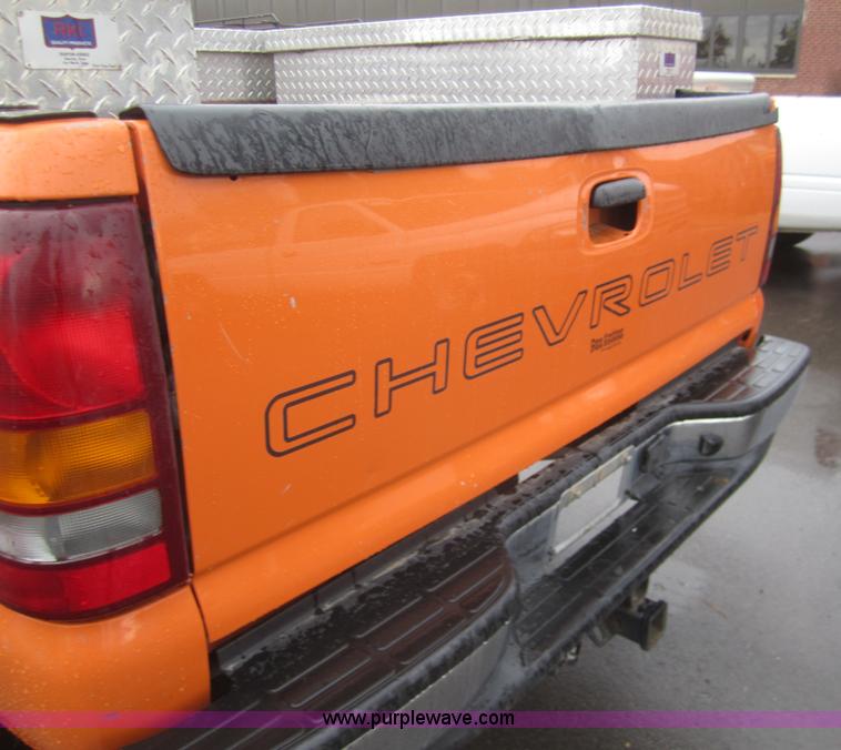 image for item B5648 2002 Chevrolet Silverado 2500HD pickup truck