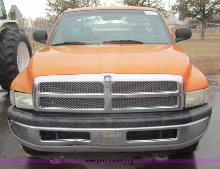 image for item B5650 2001 Dodge Ram 2500 pickup truck