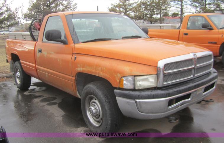image for item B5650 2001 Dodge Ram 2500 pickup truck