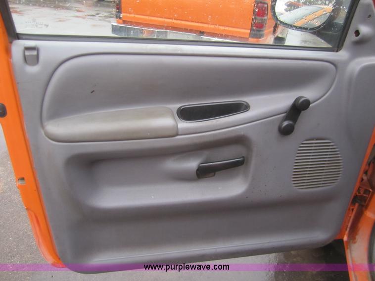 image for item B5650 2001 Dodge Ram 2500 pickup truck