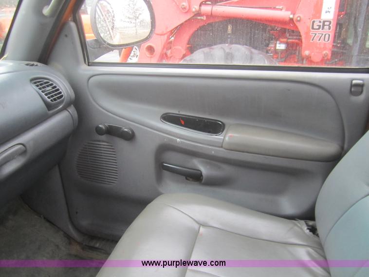 image for item B5650 2001 Dodge Ram 2500 pickup truck