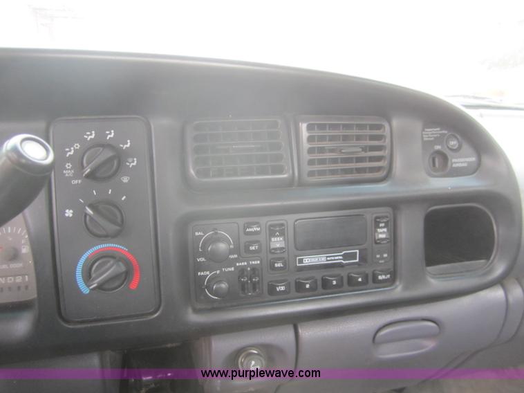 image for item B5650 2001 Dodge Ram 2500 pickup truck
