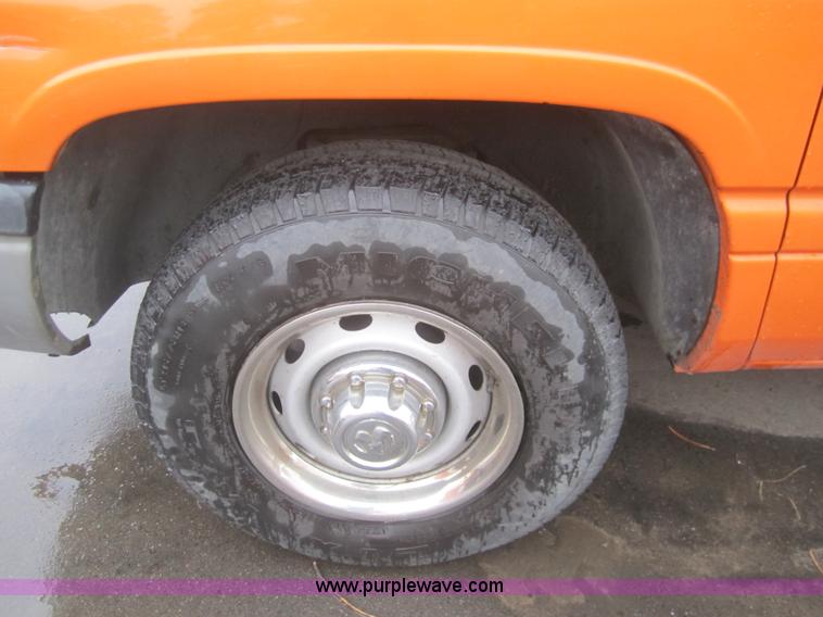 image for item B5650 2001 Dodge Ram 2500 pickup truck