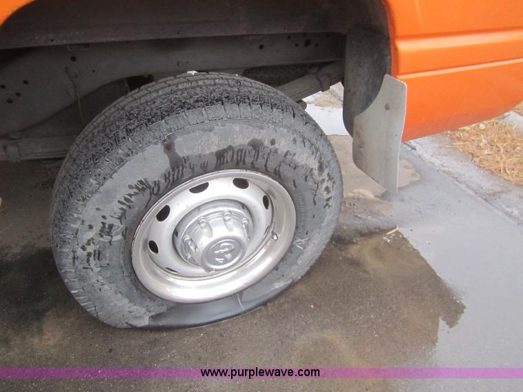 image for item B5650 2001 Dodge Ram 2500 pickup truck