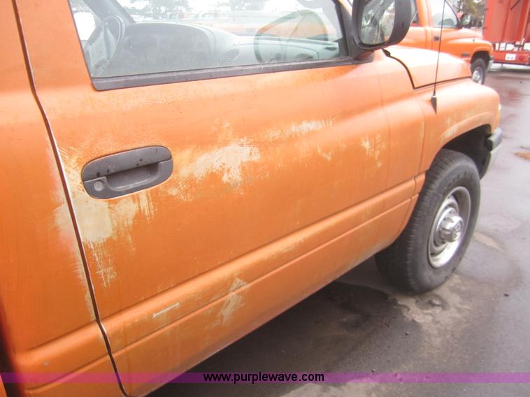 image for item B5650 2001 Dodge Ram 2500 pickup truck