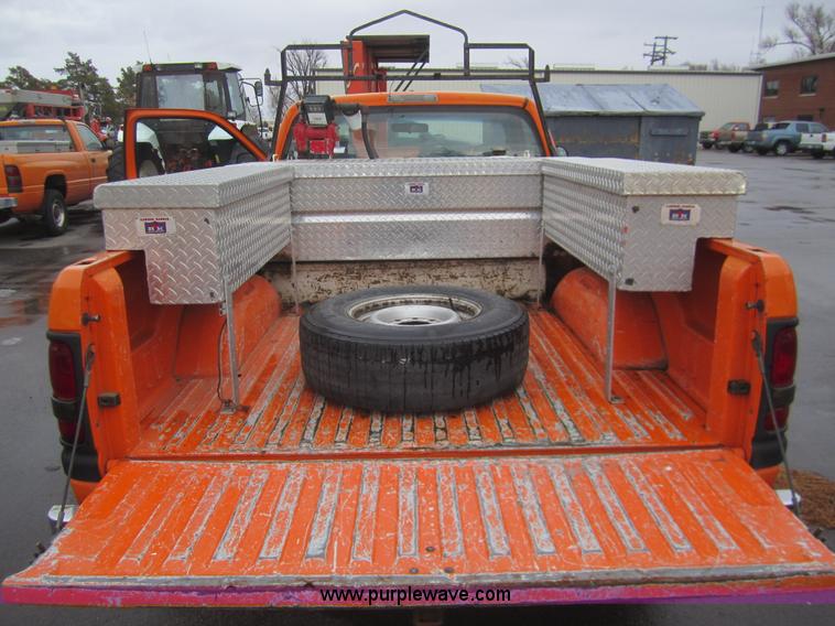 image for item B5651 2001 Dodge Ram 2500 pickup truck