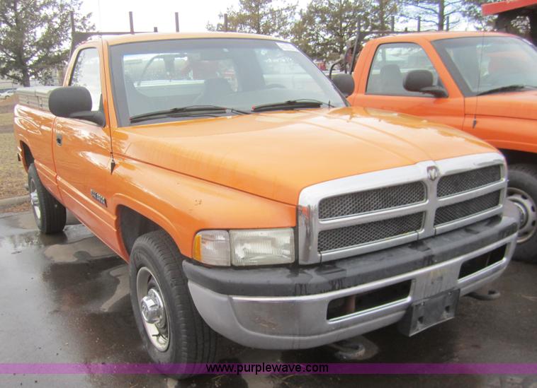 image for item B5652 2001 Dodge Ram 2500 pickup truck